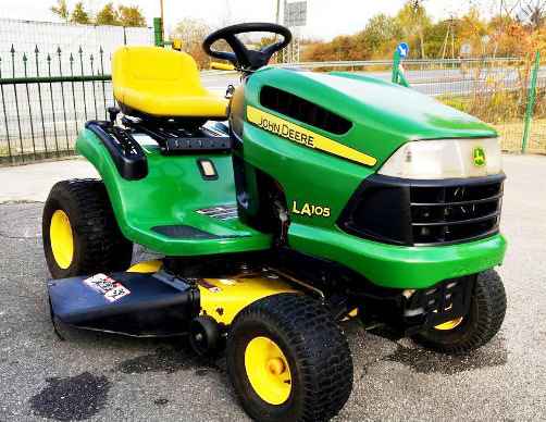 John Deere LA105 lawn tractor: technical data and review